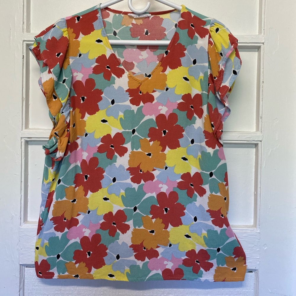 michelle mcdowell women’s floral top size Large ruffle sleeve summer top